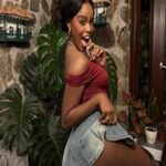 Kendi Yerinde Görüşen Zenci Escort Carol
